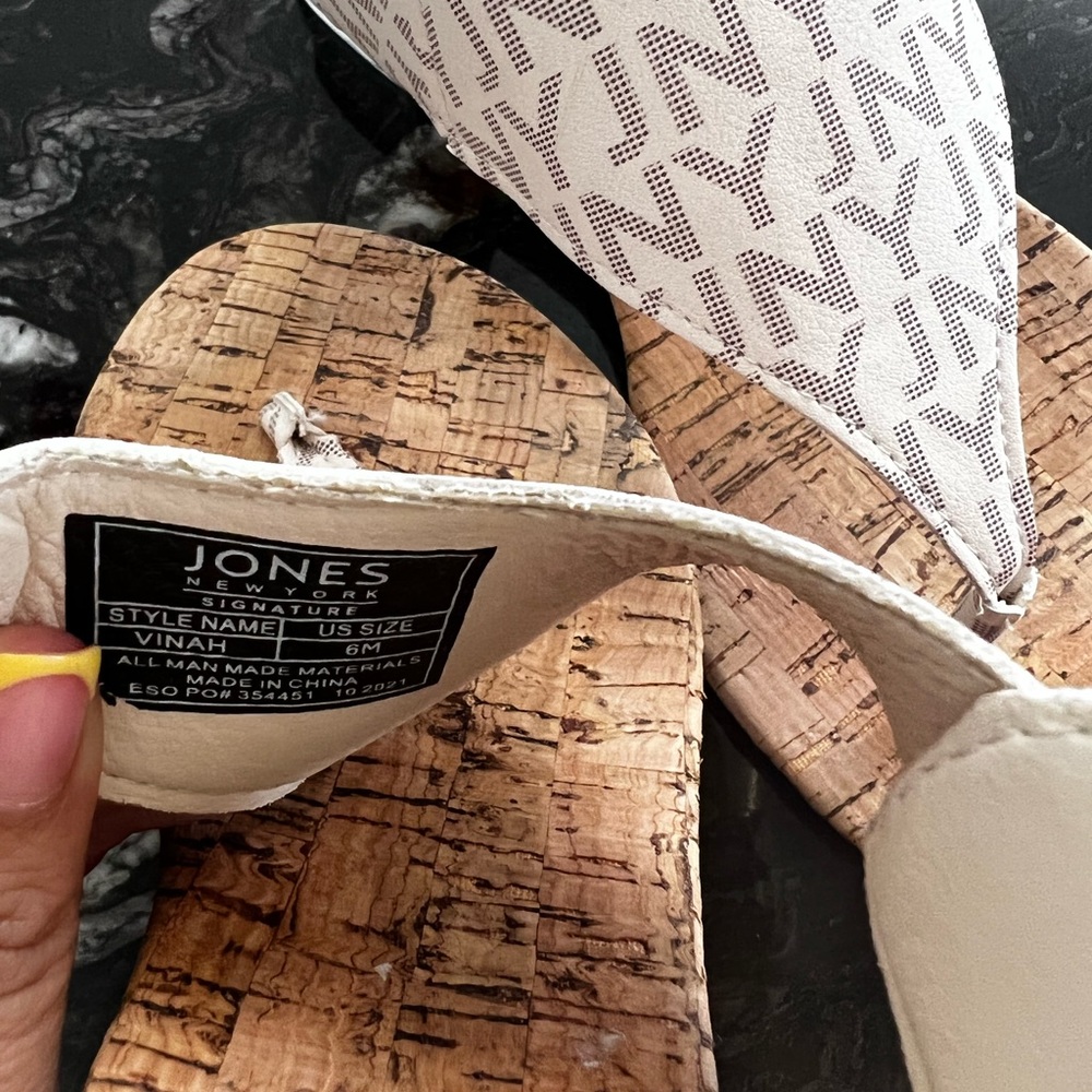 JONES NEW YORK SIGNATURE Monogram Thong Sandals Size 6M Cream / Ivory Pre-Owned - Picture 3 of 7
